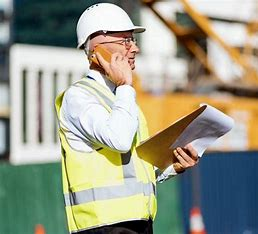 Chef de chantier contrôlant une intervention