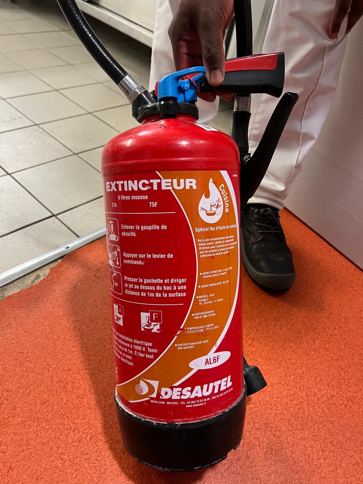 Manipulation d'extincteur en formation incendie