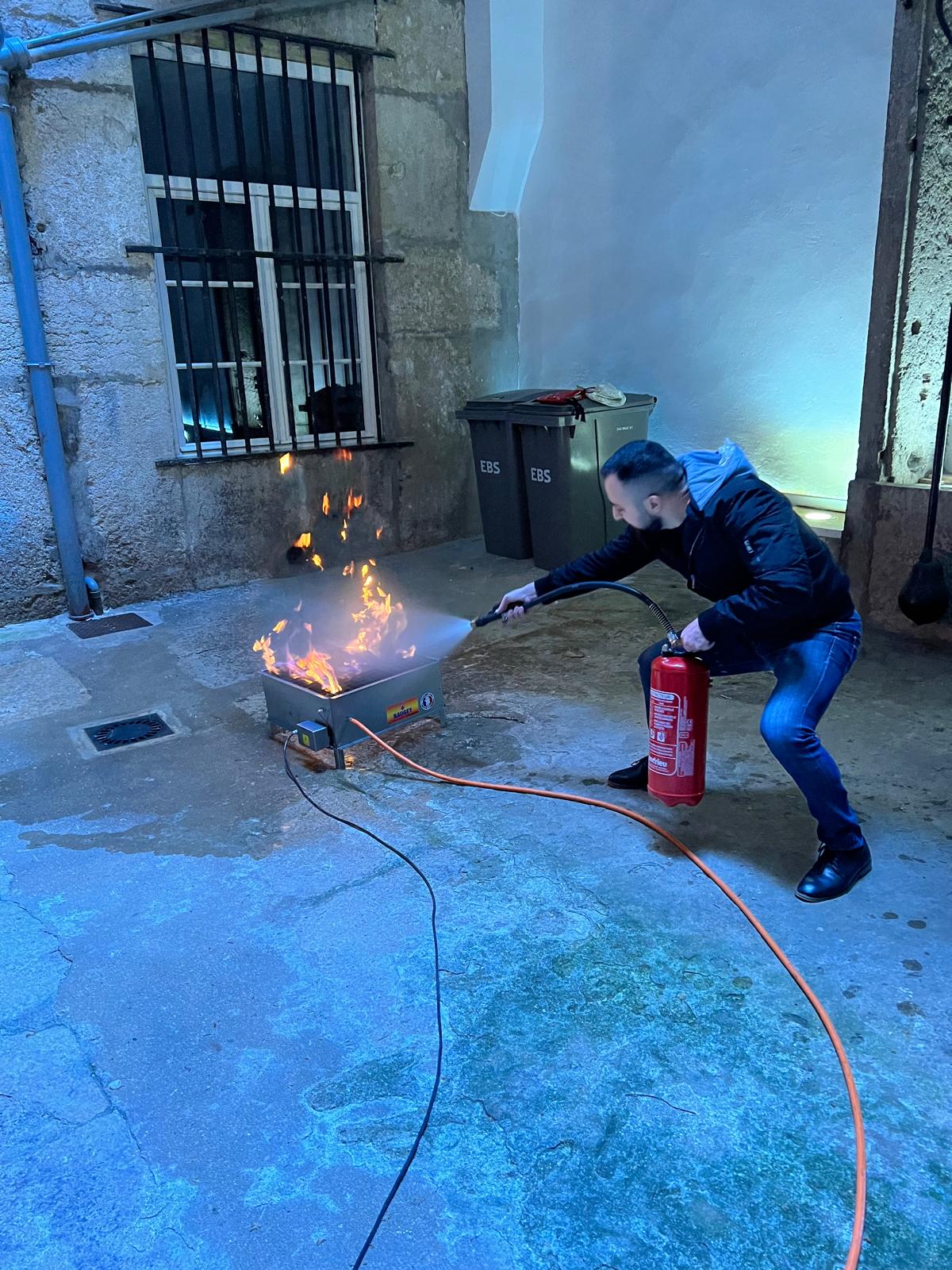 Exercice pratique extinction incendie sur bac à feu