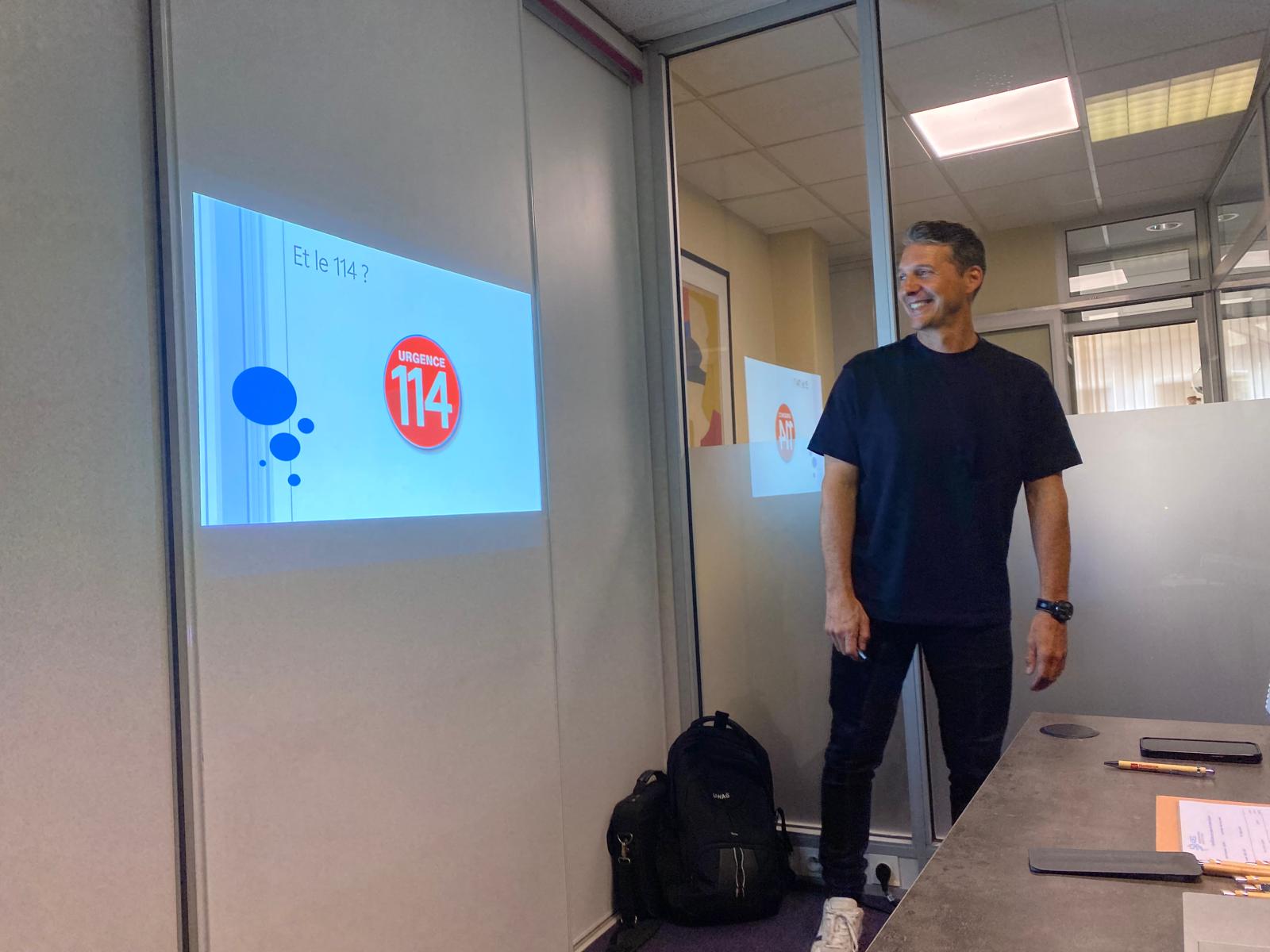 Formateur animant un atelier de premiers secours