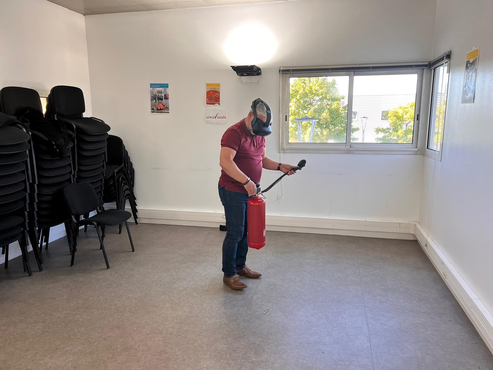 Formation incendie réalité virtuelle avec extincteur connecté