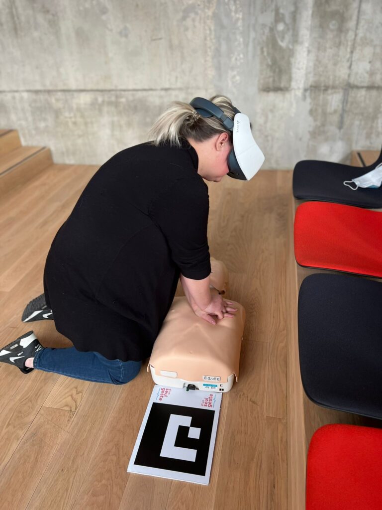 Formation sécurité en réalité virtuelle avec extincteur connecté et gestes de premiers secours ESFORMA