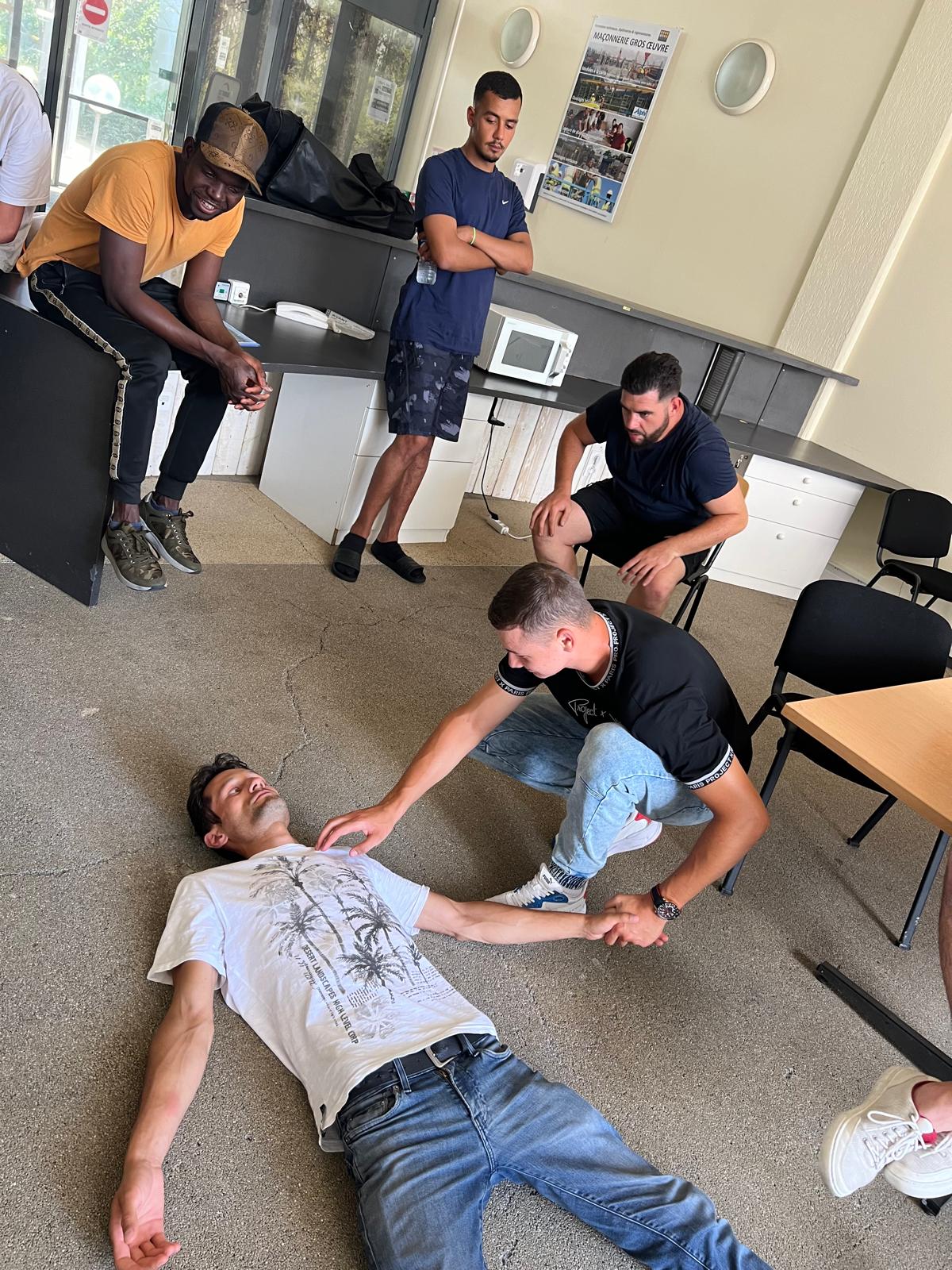 Formation SST en groupe dans un environnement professionnel