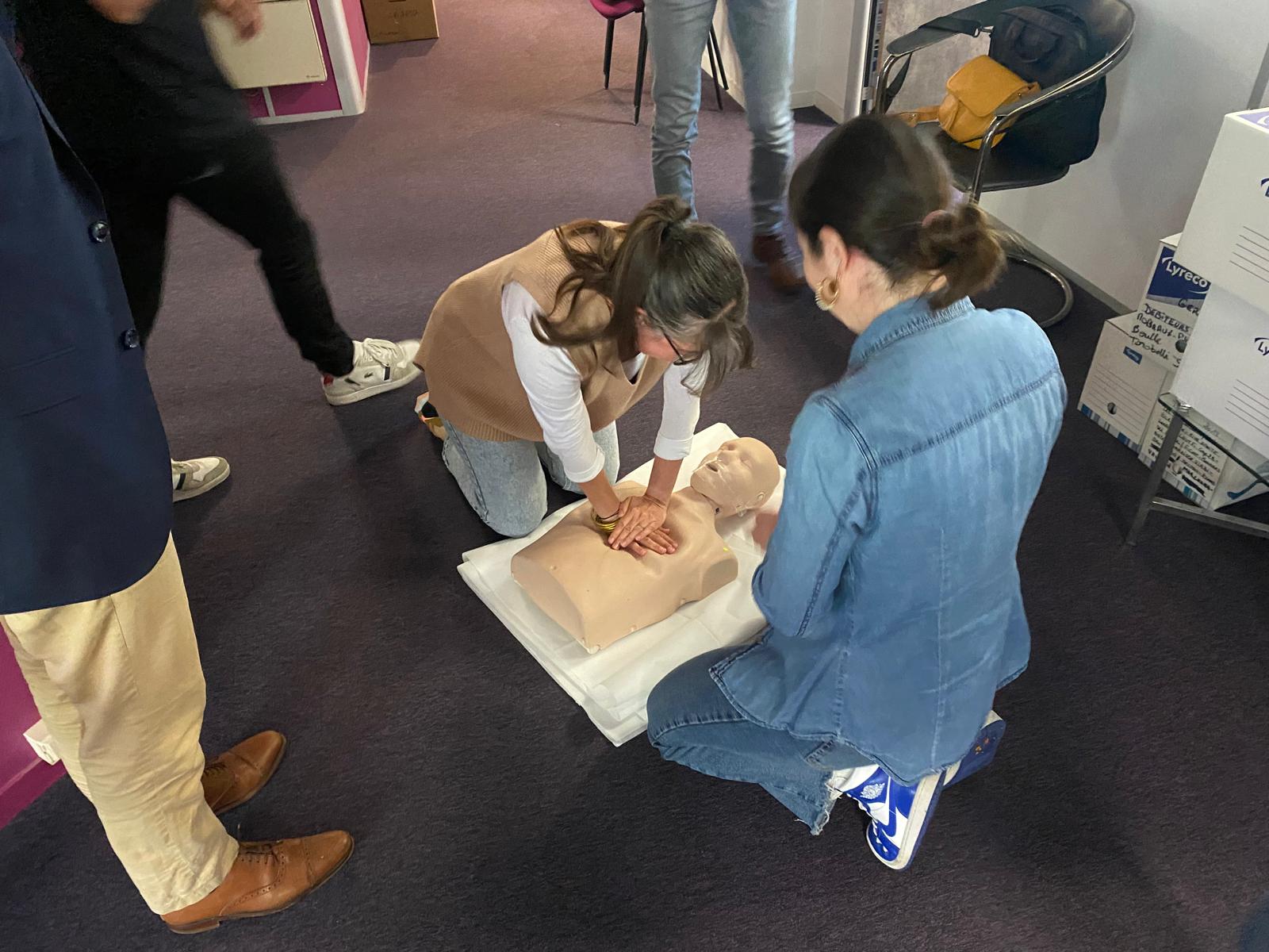 Apprentissage de la réanimation cardio-pulmonaire en formation SST