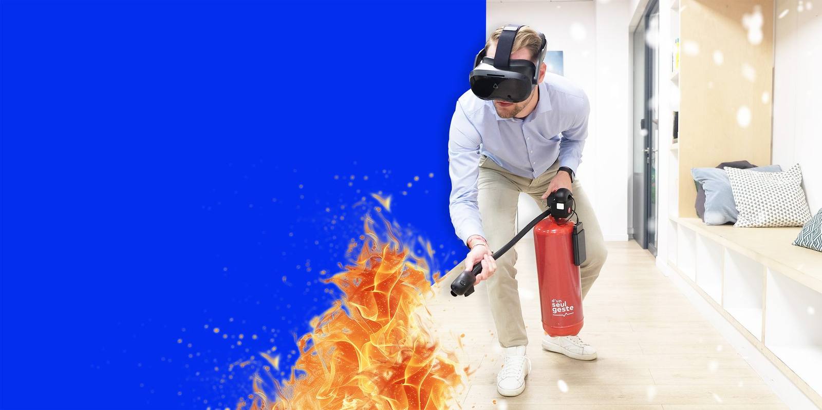 Salarié équipé d un casque de réalité virtuelle et d un extincteur connecté face à un départ de feu simulé