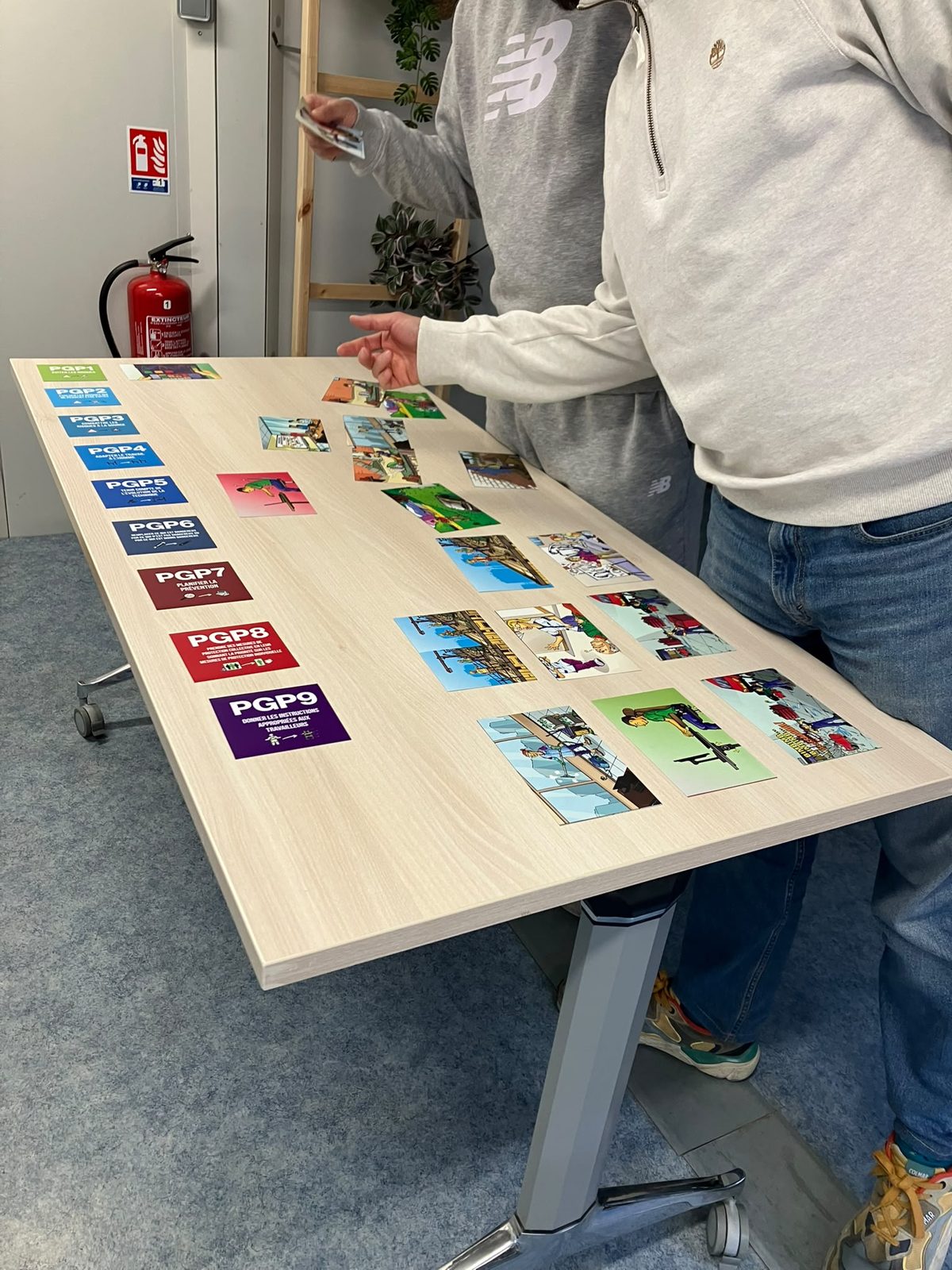 Atelier sur table en formation SST : cartes des 9 principes généraux de prévention et illustrations de situations de travail à classer